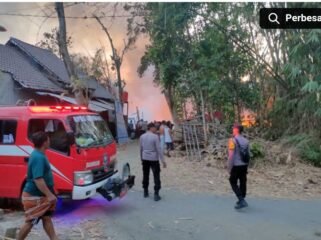 Kebakaran terjadi di gudang daur ulang plastik milik warga Muhaimin (32) di Dusun Tanggungan Santren, Desa Bandung, Kecamatan Diwek, Jombang pada Jumat sekitar pukul 07.10 WIB, 23 Oktober 2026. Foto: ist