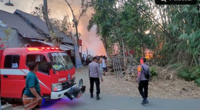 Kebakaran terjadi di gudang daur ulang plastik milik warga Muhaimin (32) di Dusun Tanggungan Santren, Desa Bandung, Kecamatan Diwek, Jombang pada Jumat sekitar pukul 07.10 WIB, 23 Oktober 2026. Foto: ist