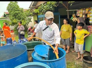 Untuk memperingati Hari Santri Nasional, BEM PTNU Nusantara gagas kerakan bantuan air bersih, satu di antaranya mengirim 1 jutan liter air betsih ke Ketapang, Kalbar. Foto: ist