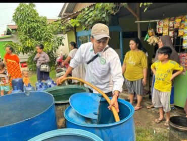 Untuk memperingati Hari Santri Nasional, BEM PTNU Nusantara gagas kerakan bantuan air bersih, satu di antaranya mengirim 1 jutan liter air betsih ke Ketapang, Kalbar. Foto: ist