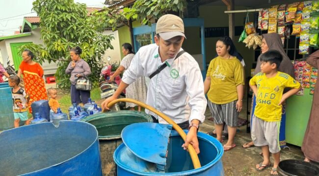 Untuk memperingati Hari Santri Nasional, BEM PTNU Nusantara gagas kerakan bantuan air bersih, satu di antaranya mengirim 1 jutan liter air betsih ke Ketapang, Kalbar. Foto: ist