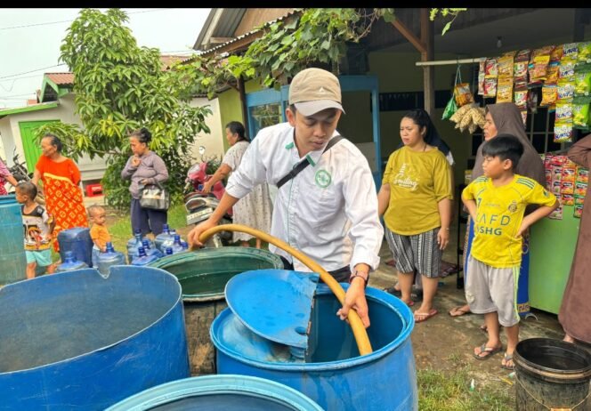 
					Untuk memperingati Hari Santri Nasional, BEM PTNU Nusantara gagas kerakan bantuan air bersih, satu di antaranya mengirim 1 jutan liter air betsih ke Ketapang, Kalbar. Foto: ist