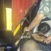 Warga membantu menolong korban yang berada di kolong truk, akibat kecelakaan di Jogoloyo, Sumobito, Jombang, pukul 23.30 wib, Sabtin 24 Oktober 2026. Foto: instagram@jombanginformasi_