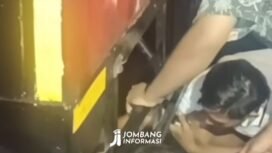 Warga membantu menolong korban yang berada di kolong truk, akibat kecelakaan di Jogoloyo, Sumobito, Jombang, pukul 23.30 wib, Sabtin 24 Oktober 2026. Foto: instagram@jombanginformasi_