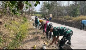 Kodim Jombang menerjunkan prajurit TMMD 130 untuk membantu percepatan pembangunan di desa Kliyih, Plandaan, Jombang. Foto: diskominfo pemkab jombang