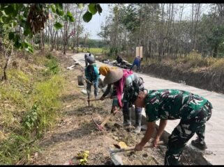 Kodim Jombang menerjunkan prajurit TMMD 130 untuk membantu percepatan pembangunan di desa Kliyih, Plandaan, Jombang. Foto: diskominfo pemkab jombang