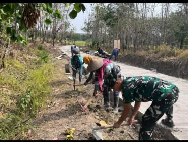Kodim Jombang menerjunkan prajurit TMMD 130 untuk membantu percepatan pembangunan di desa Kliyih, Plandaan, Jombang. Foto: diskominfo pemkab jombang