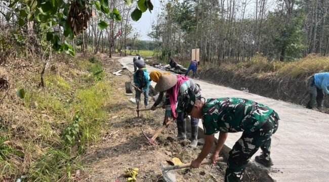 Kodim Jombang menerjunkan prajurit TMMD 130 untuk membantu percepatan pembangunan di desa Kliyih, Plandaan, Jombang. Foto: diskominfo pemkab jombang