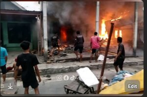 Insiden kebakaran menghanguskan satu rumah produksi kasur busa dan merembet ke rumah tetangga terjadi Mancilan, Mojoagung, Jombang, Minggu sore, 25 Oktober 2026. Foto: instgaram@pojok update