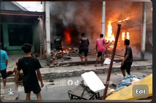 
					Insiden kebakaran menghanguskan satu rumah produksi kasur busa dan merembet ke rumah tetangga terjadi Mancilan, Mojoagung, Jombang, Minggu sore, 25 Oktober 2026. Foto: instgaram@pojok update