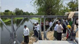 Bupati Jombang H Warsubi, bertepatan dengan hari Santri, 23 Oktober 2026, meninjau progres pembangunan jembayan Kudu-Ngusikan. Direncanakan, awal Desember 2026 sudah diopetasikan
