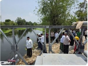 Bupati Jombang H Warsubi, bertepatan dengan hari Santri, 23 Oktober 2026, meninjau progres pembangunan jembayan Kudu-Ngusikan. Direncanakan, awal Desember 2026 sudah diopetasikan
