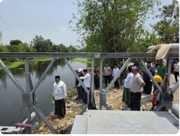 Bupati Jombang H Warsubi, bertepatan dengan hari Santri, 23 Oktober 2026, meninjau progres pembangunan jembayan Kudu-Ngusikan. Direncanakan, awal Desember 2026 sudah diopetasikan
