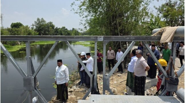 Bupati Jombang H Warsubi, bertepatan dengan hari Santri, 23 Oktober 2026, meninjau progres pembangunan jembayan Kudu-Ngusikan. Direncanakan, awal Desember 2026 sudah diopetasikan
