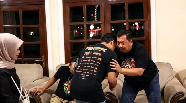 Hadi Atmaji (ketua DPRD) saat bertemu dengan Bupati Jombang, sebelum nonton penampilan de'Massiv, peringatan hari jadi Jombang, di alunalun Jonbang. Foto: instagram@dprd jombang