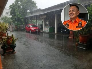 Kalaksa BPBD Jombang, Wiko Birawa Diaz Quintas (Insert), nyatakan hujan satu jam di Jombang, akibat rekayasa pemprov Jatim, untul atasi kebakaran hitan, Selasa 27 Oktober 2026. Foto: swarajombang.com/ priyo s.