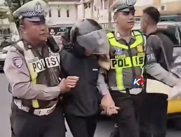Polisi meringkus seorang pelajar yang nekat terobos penjagaan hingga seorang wanita Polantas tertabrak dan tertimpa motor, saay ada operasi penertiban, Senin, 26 Oktober 2026. Foto: ist
