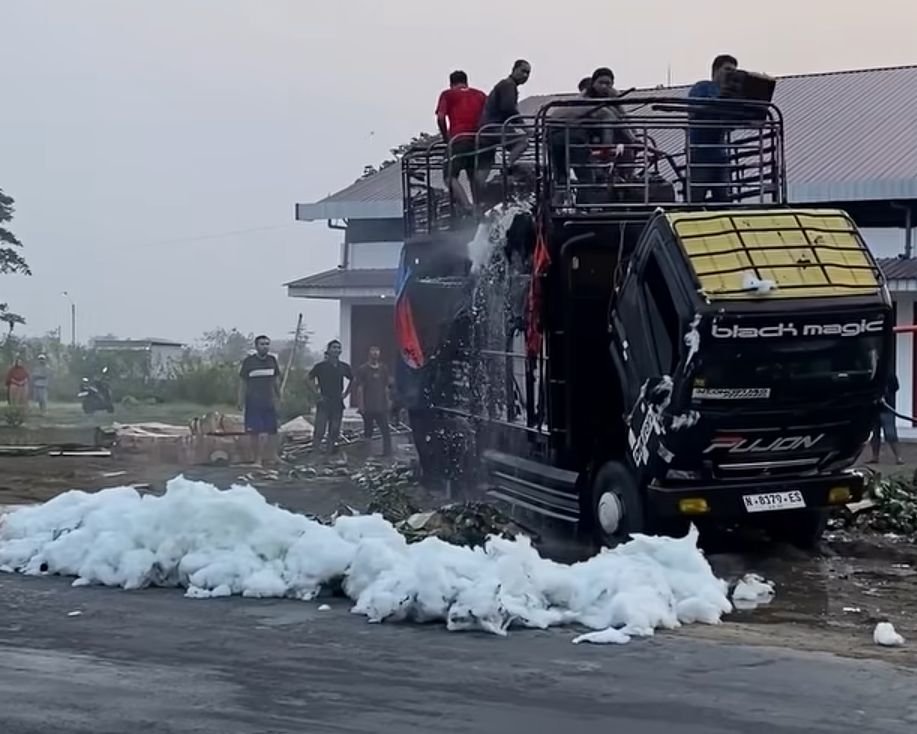 BPBD Jombang Memuji Warga Plumbon Gambang, Bantu Padamkan Api Truk Angkut 1200 Anggrek