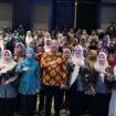 Foto:Istimewa
Wakil Bupati Asluchul Alif bersama peserta Gerakan Mengisi dan Memanfaatkan Buku Kesehatan Ibu dan Anak