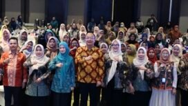 Foto:Istimewa
Wakil Bupati Asluchul Alif bersama peserta Gerakan Mengisi dan Memanfaatkan Buku Kesehatan Ibu dan Anak