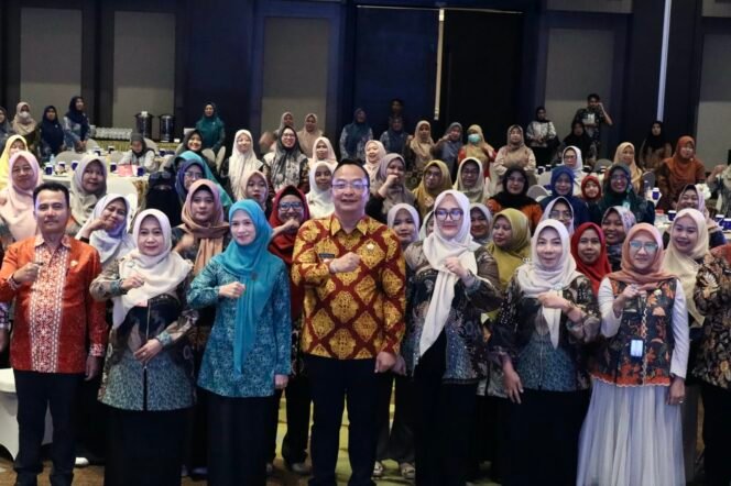 
					Foto:Istimewa
Wakil Bupati Asluchul Alif bersama peserta Gerakan Mengisi dan Memanfaatkan Buku Kesehatan Ibu dan Anak