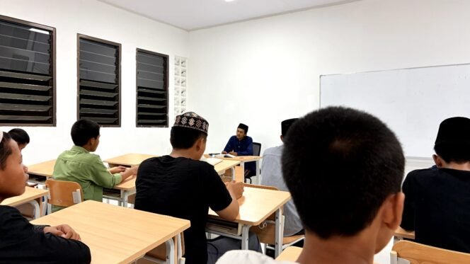 
					Foto:Istimewa
Program belajar mengaji untuk Siswa Sekolah Rakyat di Gresik