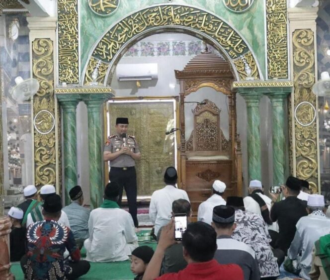
					Foto:Istimewa
Kapolres Gresik Gelar Safari Jumat di Masjid Baitussalam Desa Tebaloan.